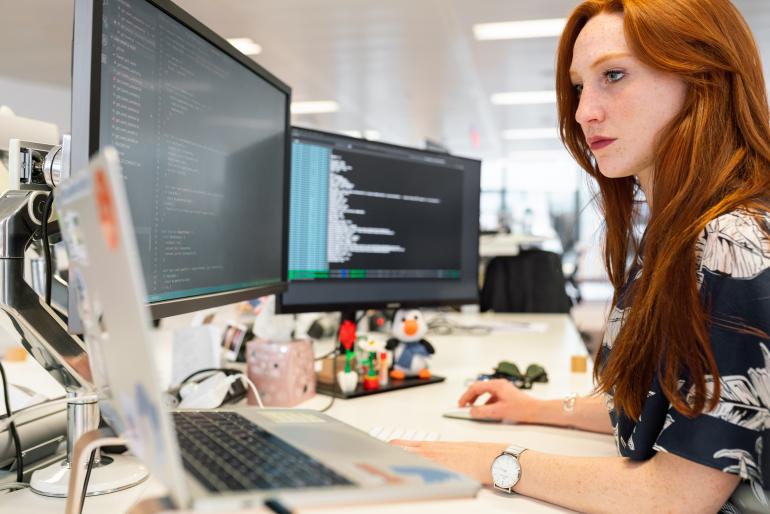 Fachkarrieren bieten sich in vielen Bereichen an, z. B. in IT-Berufen. (Foto: This is engineering – Pexels.com) Frau sitzt am Schreibtisch, vor ihr ein Laptop und zwei Bildschirme, auf die sie schaut.
