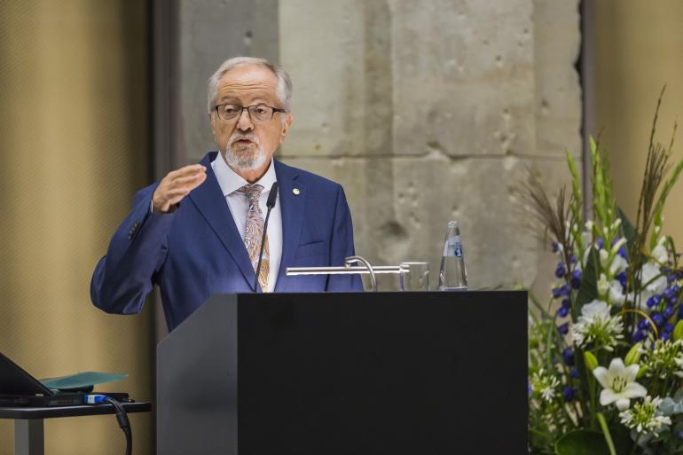 Foto von Professor Schuler am Rednerpult, bei seiner Rede anlässlich der Entgegennahme des Psychologie Preises 2017.